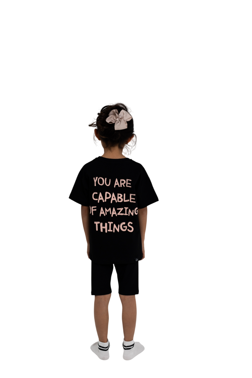 CAMISETA AMAZING THINGS. COLOR NEGRO