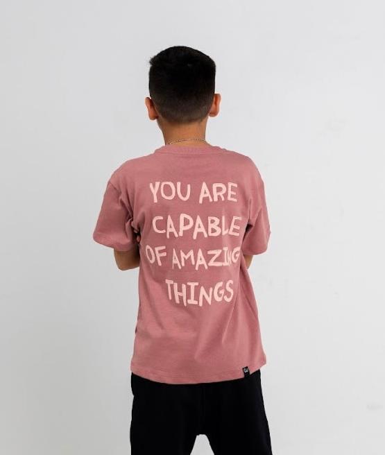 CAMISETA AMAZING THINGS. COLOR GUAYABA
