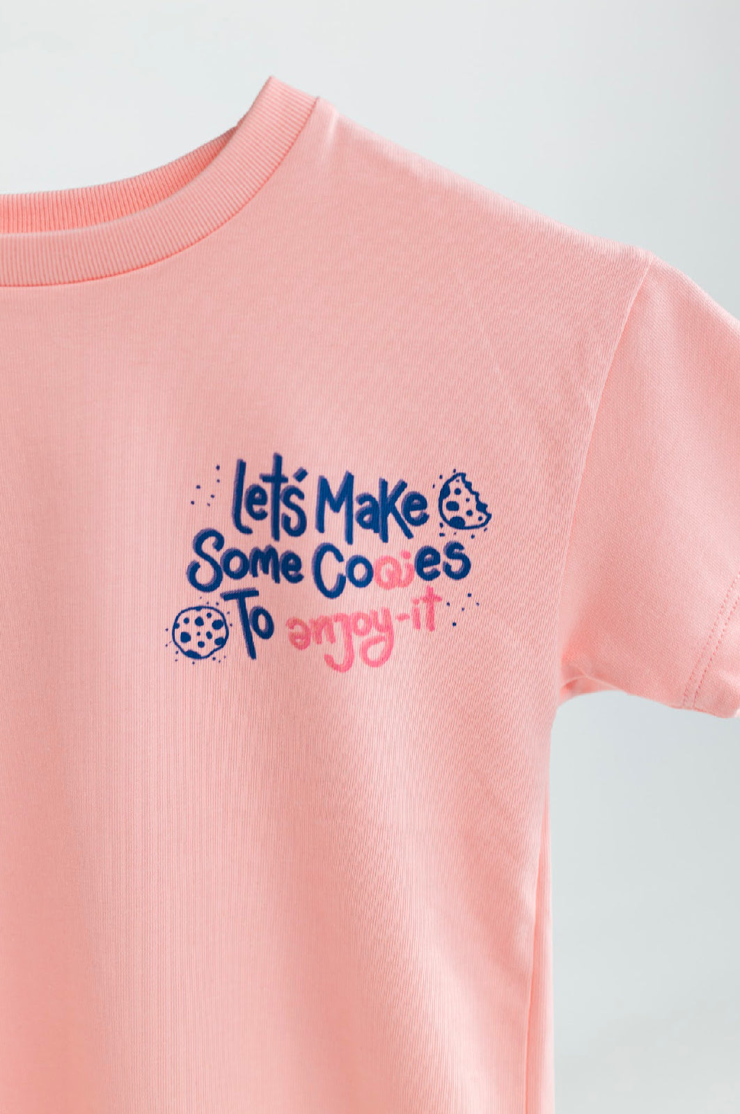 CAMISETA COLLAB OQUI X ENJOY IT. COLOR BLANCO