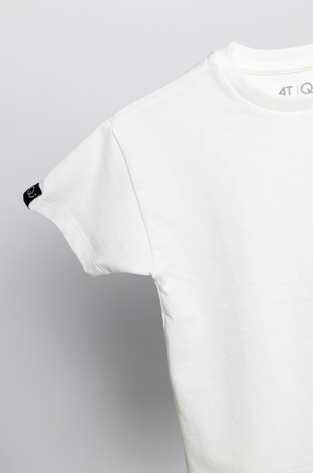 CAMISETA BÁSICA. COLOR OFF WHITE