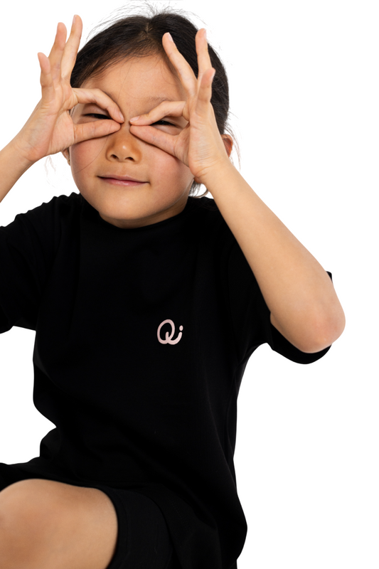 CAMISETA AMAZING THINGS. COLOR NEGRO