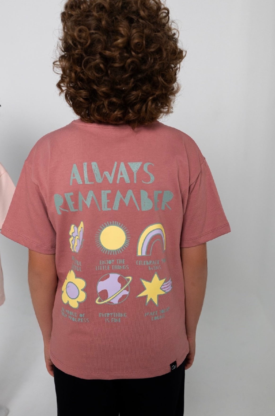 CAMISETA ALWAYS REMEMBER. COLOR GUAYABA